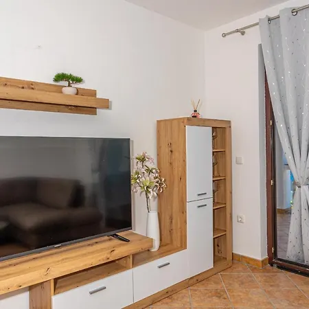 Apartment Lacic 2 *