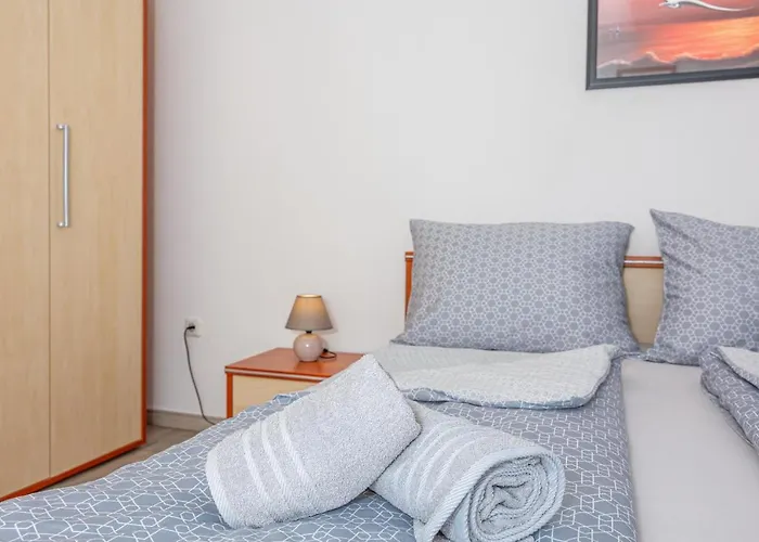 Apartamento Lacic 2 *